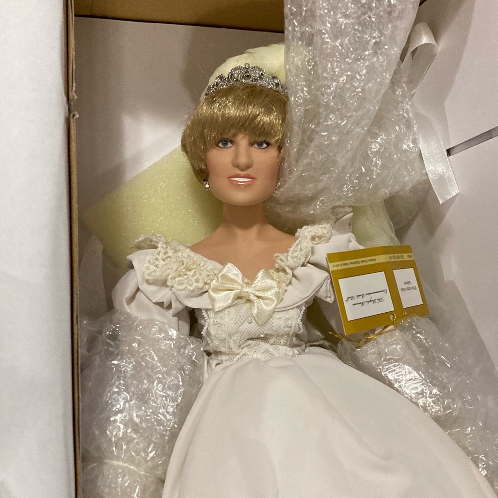 The People’s Princess porcelain doll from the Ashton-Drake Galleries - Picture 5 of 15